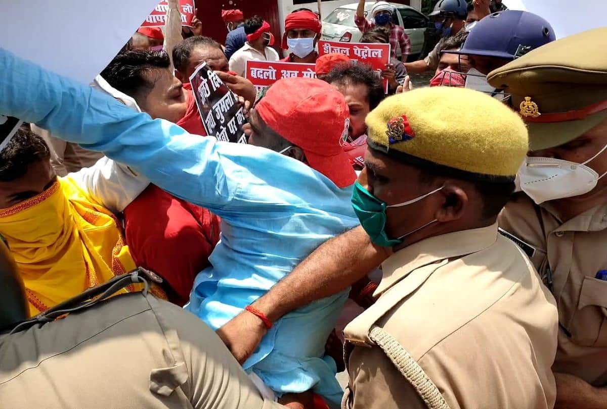 samajwadi party Leader detained before taking out cycle rally