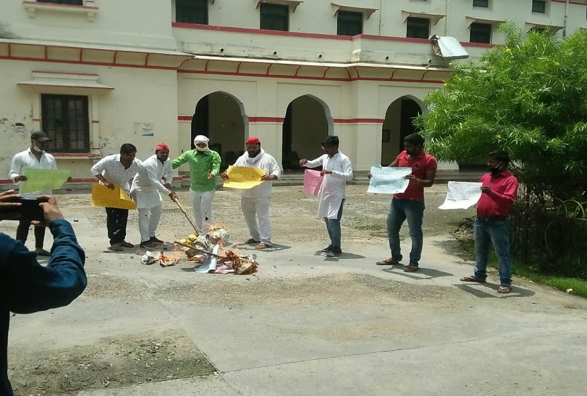samajwadi party Leader detained before taking out cycle rally