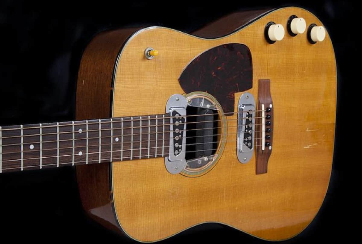 Worlds most expensive guitar of Kurt Cobain Sold for Record 6 Million dollars at Auction