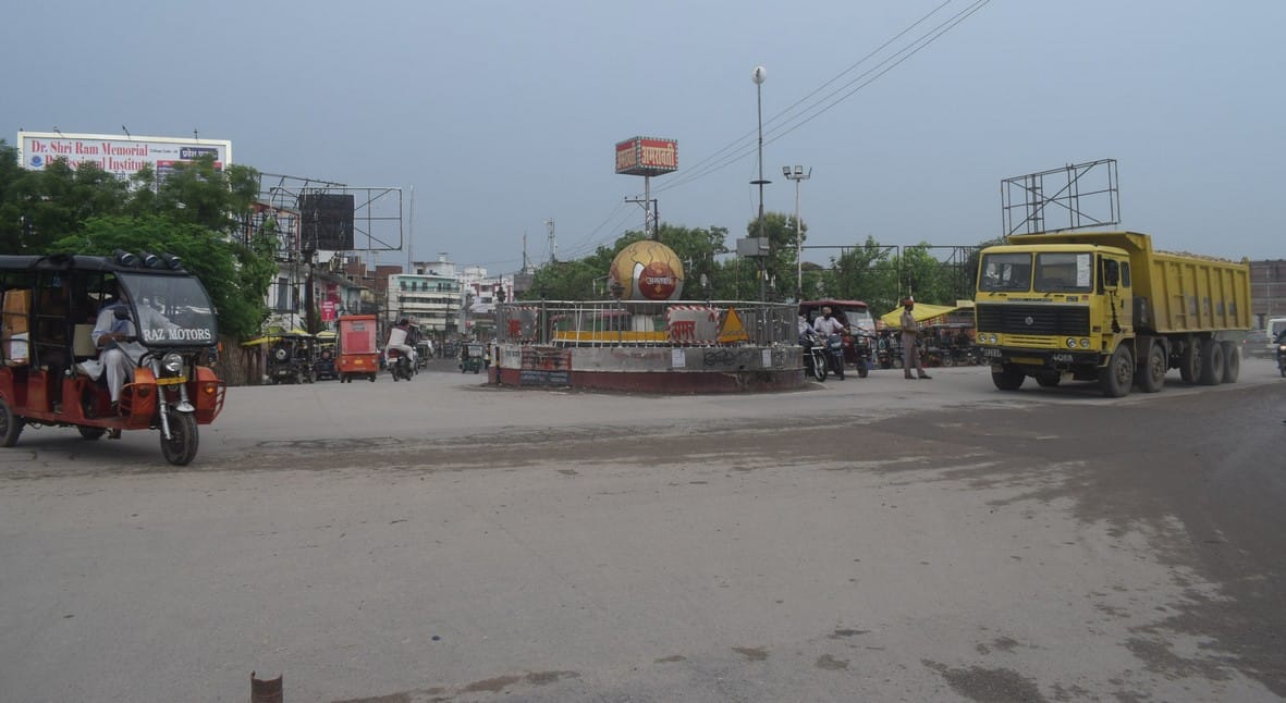 Indicators are not installed on blind roads and intersections on the highway