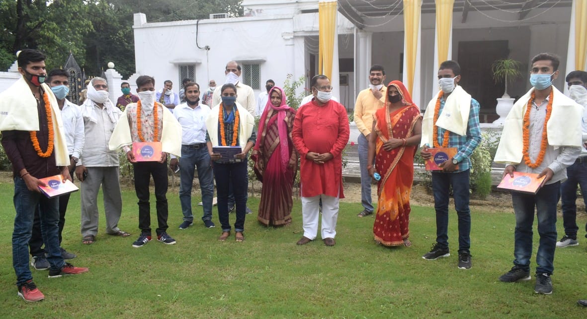 DM honored toppers of tenth-twelfth