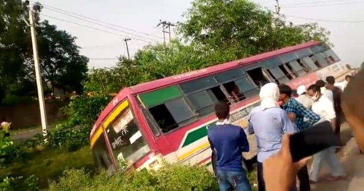 Roadways bus off road to save bike rider, passenger safe