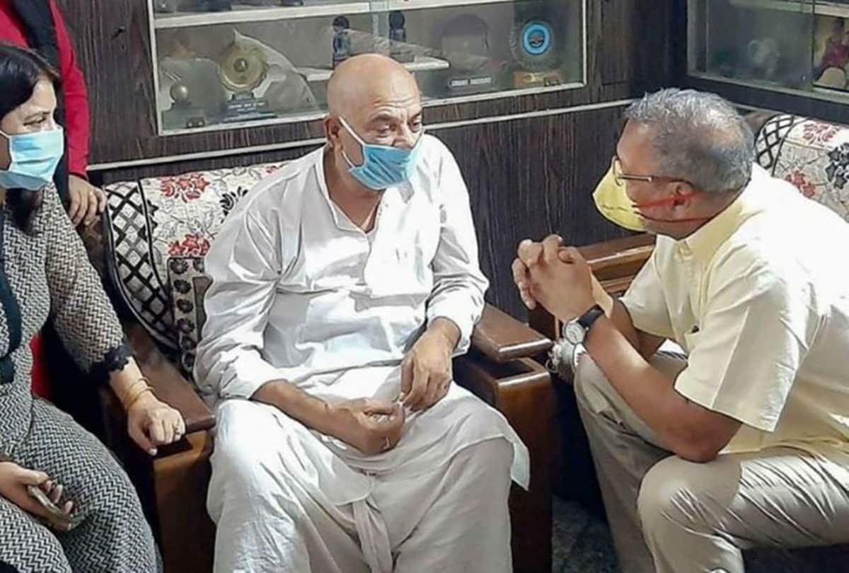 Nana Patekar Visits Sushnat Singh Rajput House Rajeev Nagar In Patna