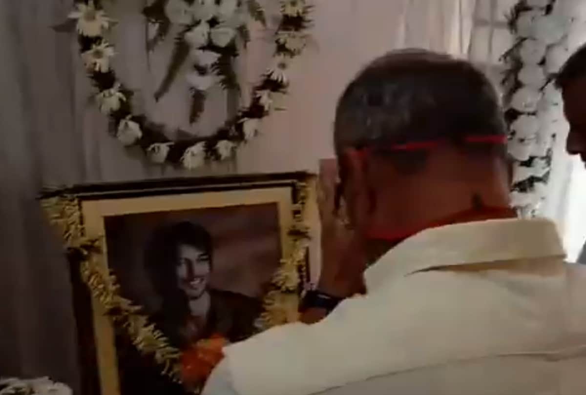 Nana Patekar Visits Sushnat Singh Rajput House Rajeev Nagar In Patna