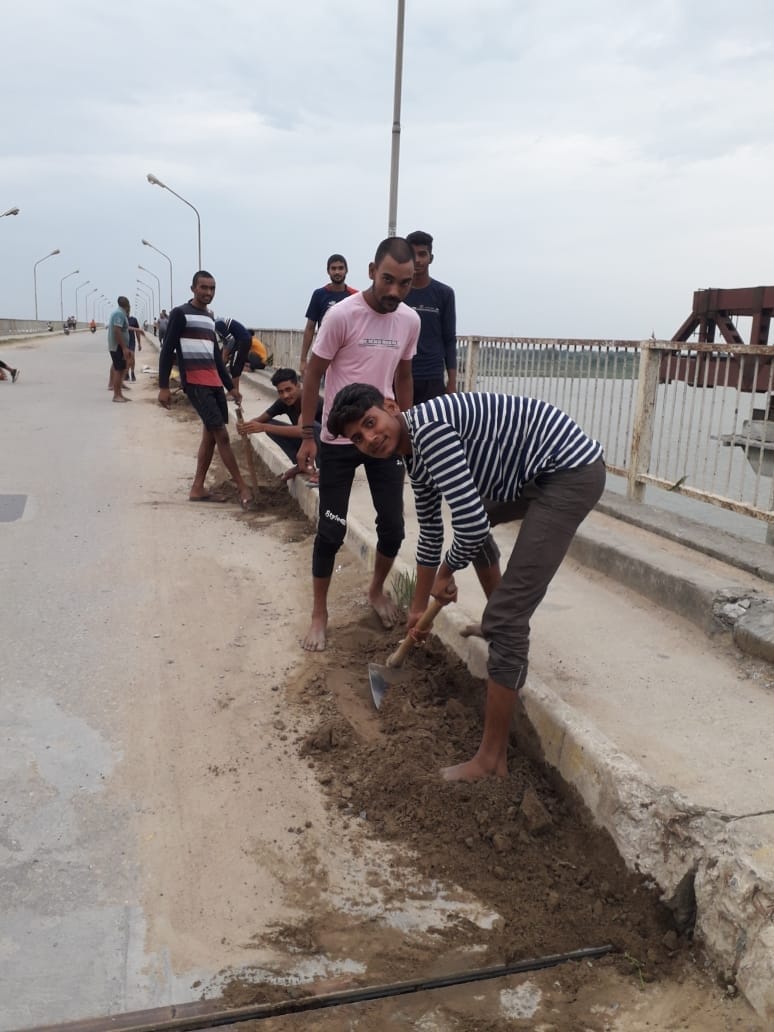 youth took up the task of cleaning sand on hameed setu