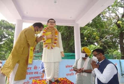 मुख्तार अब्बास नकवी रामपुर में पंडित दीनदयाल उपाध्याय की प्रतिमा पर माल्यार्पण करते हुए