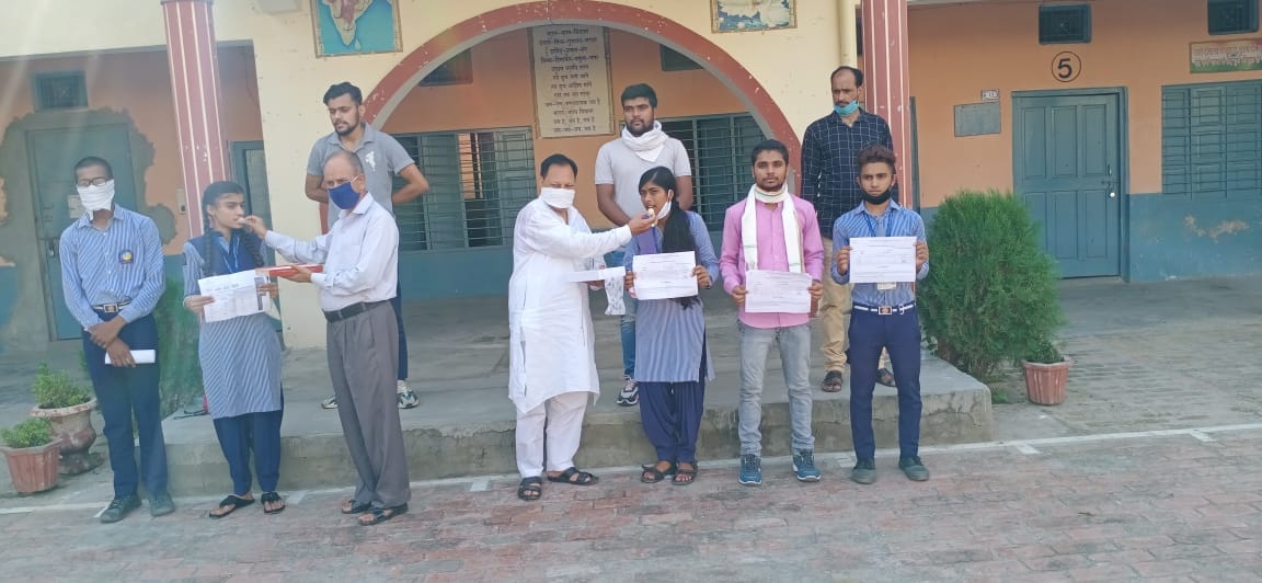 Kanupria of Bhayala Inter College, fifth in tenth in the district