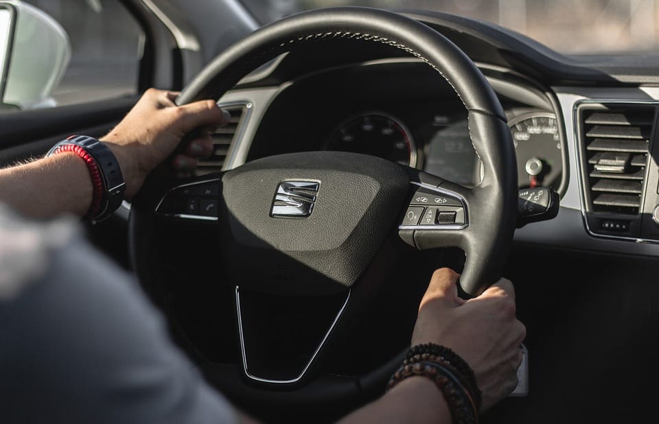 Driver can be punished for touching the phone while driving in England for next year