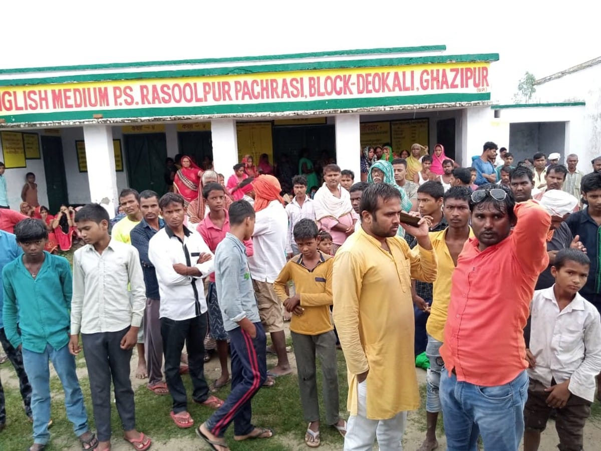 Dead body found of student boy in school hanged in ghazipur up