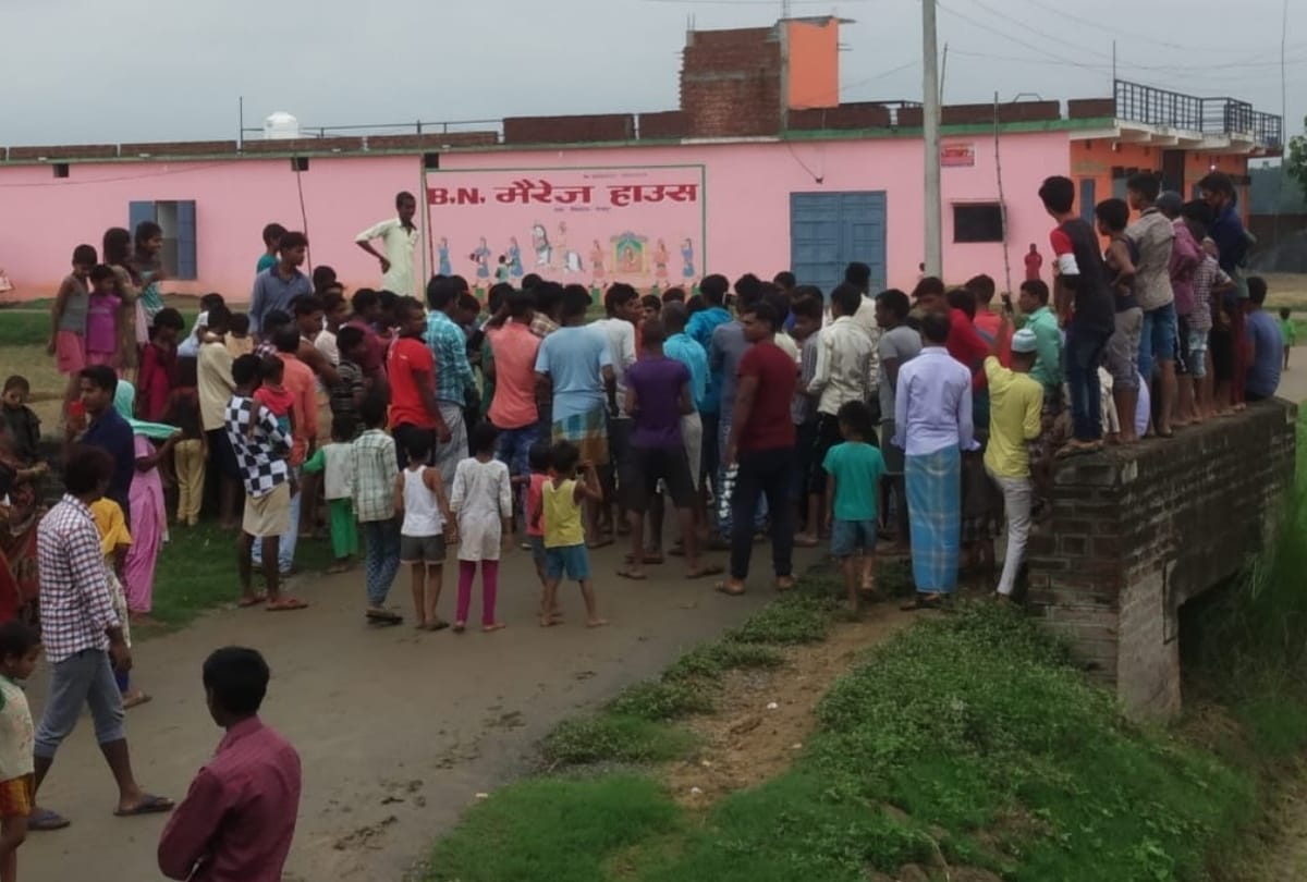 Corona patient came back to village People forgot Social Distancing during welcome