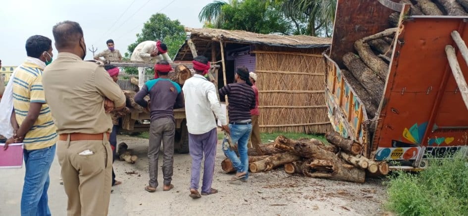Police caught illegal wooden truck while going to hideout