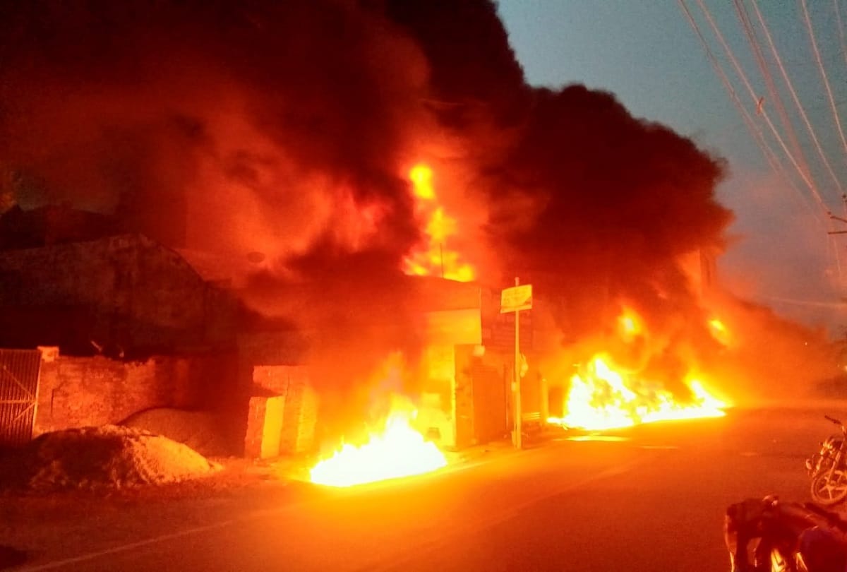 fire break out at rampur tilak colony