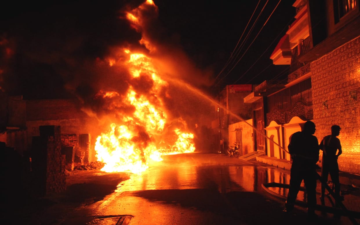 Mantha oil drums burst with explosions, people in panic
