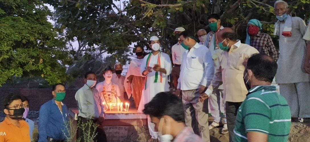 Hathras: Congressmen carry out candle march in memory of martyrs