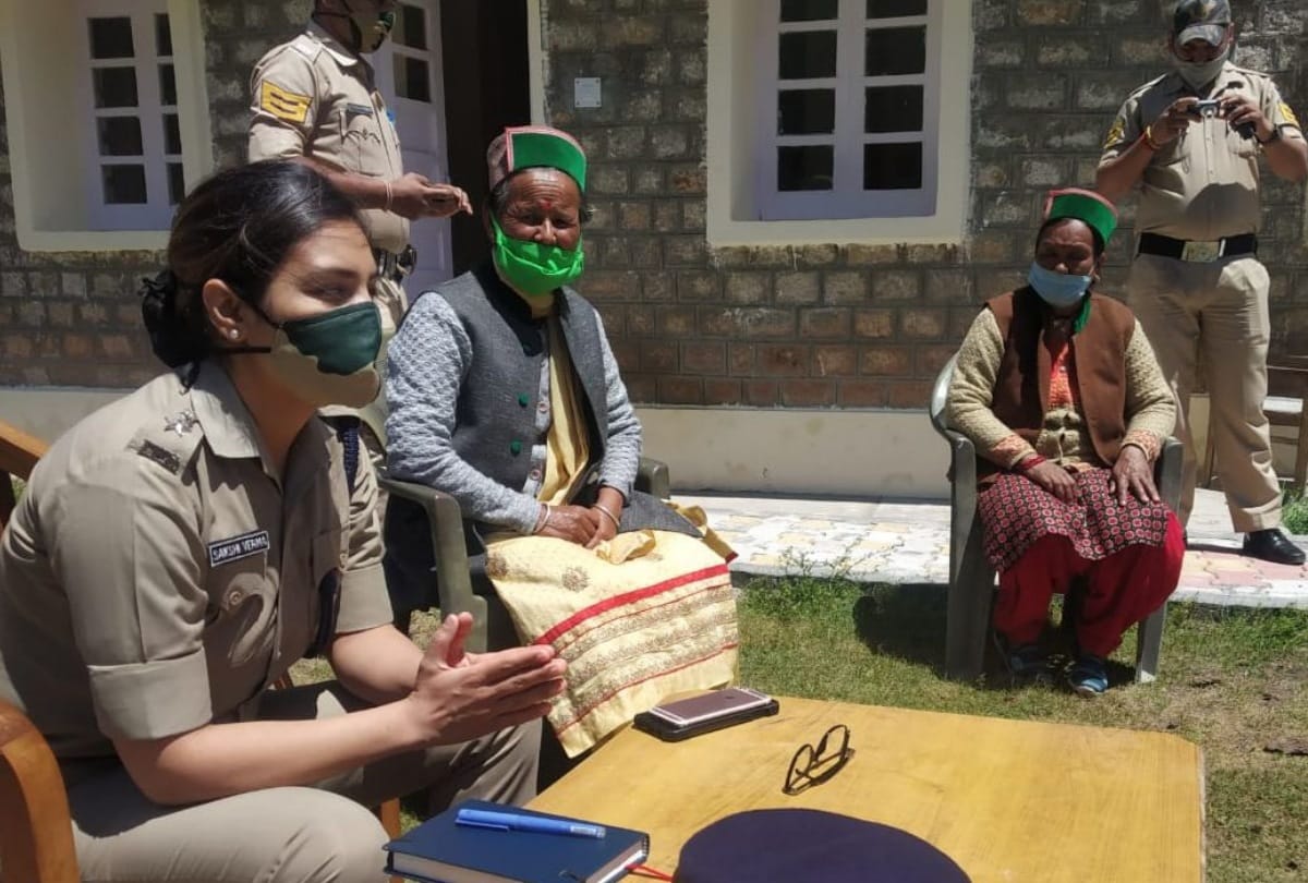 Commandant First Indian Reserve Battalion Sakshi Verma guide people in kinnaur near china border