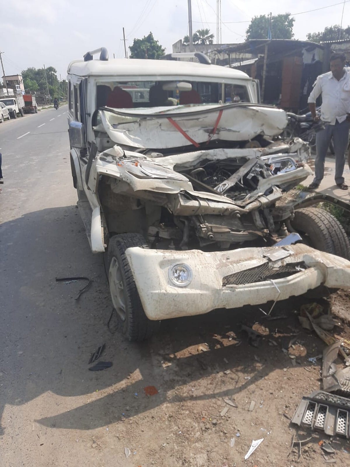 Bolero collided with divider on Varanasi Lucknow highway CPWD JE and contractor died