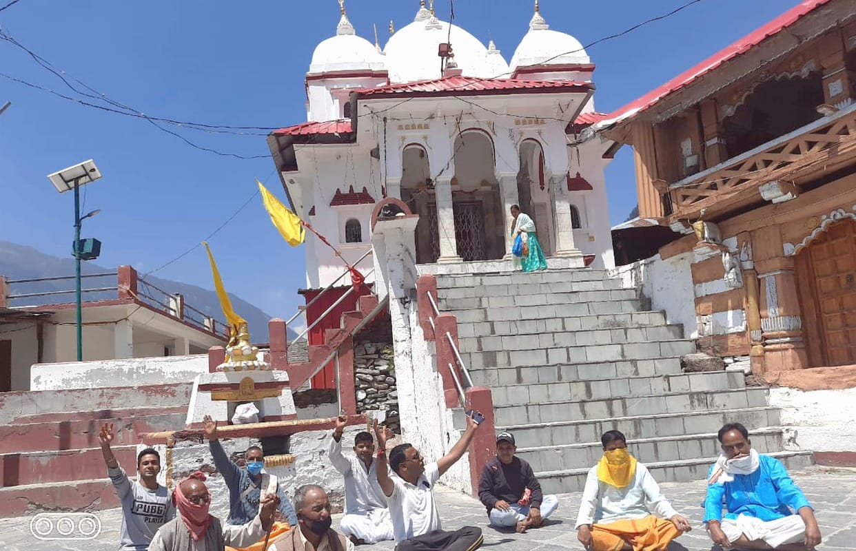 Protests of priests of Gangotri Dham continued on the fourth day