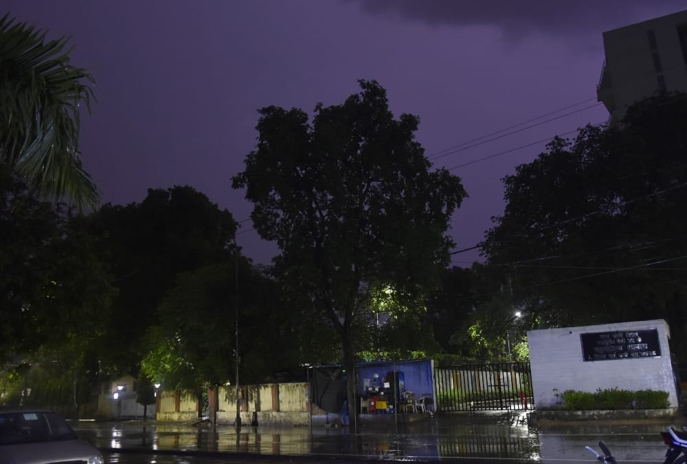 Heavy rain possible in Uttar Pradesh On Sunday.