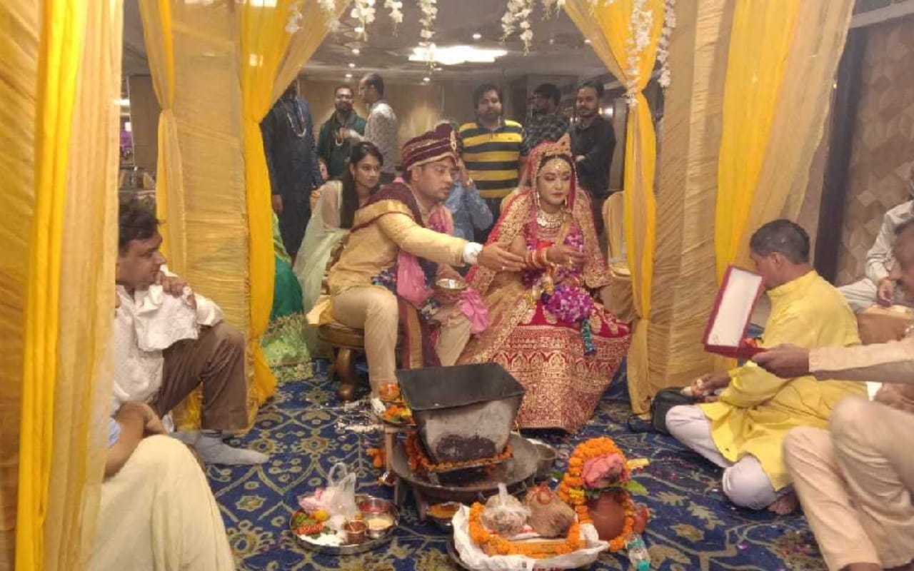 Coronavirus changed the way of weddings, many couples take eight rounds with a promise to wearing a mask