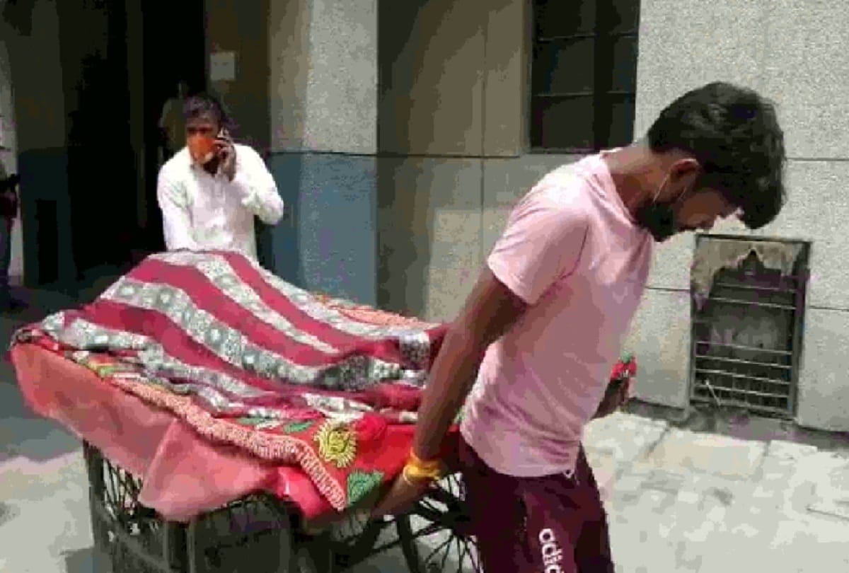 relatives took woman dead body on Rickshaw In Sambhal video viral
