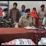 नक्सलियों को सामान पहुंचाने के आरोप में गिरफ्तार लोग।