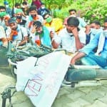 एनएसयूआई ने पेट्रोल-डीजल के बढ़े दामों का विरोध किया