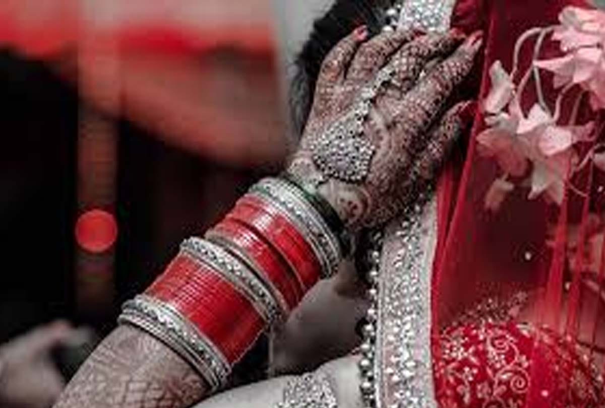 love couple gets married in a police station in farrukhabad