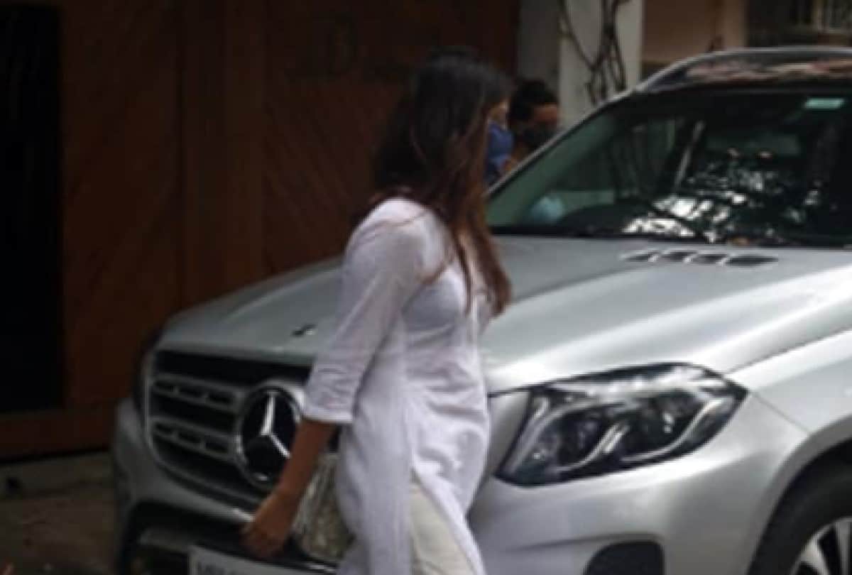 sushant singh rajput death after interrogation first time Rhea Chakraborty spotted