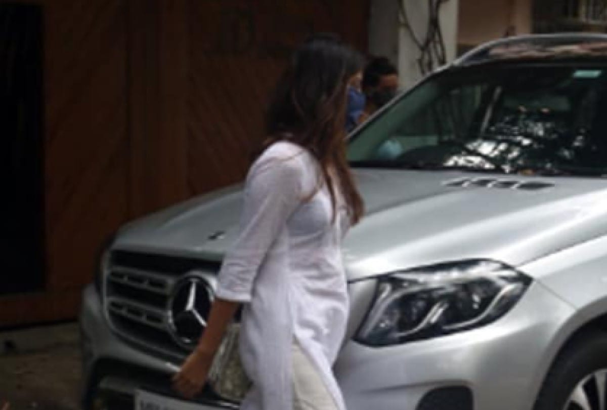 sushant singh rajput death after interrogation first time Rhea Chakraborty spotted