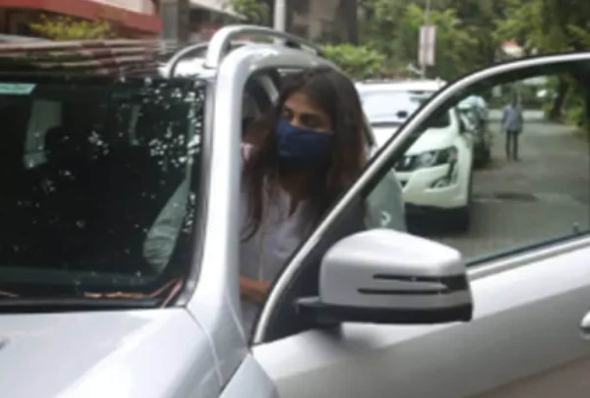 sushant singh rajput death after interrogation first time Rhea Chakraborty spotted