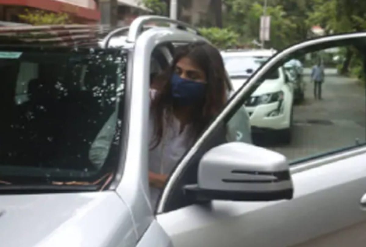 sushant singh rajput death after interrogation first time Rhea Chakraborty spotted
