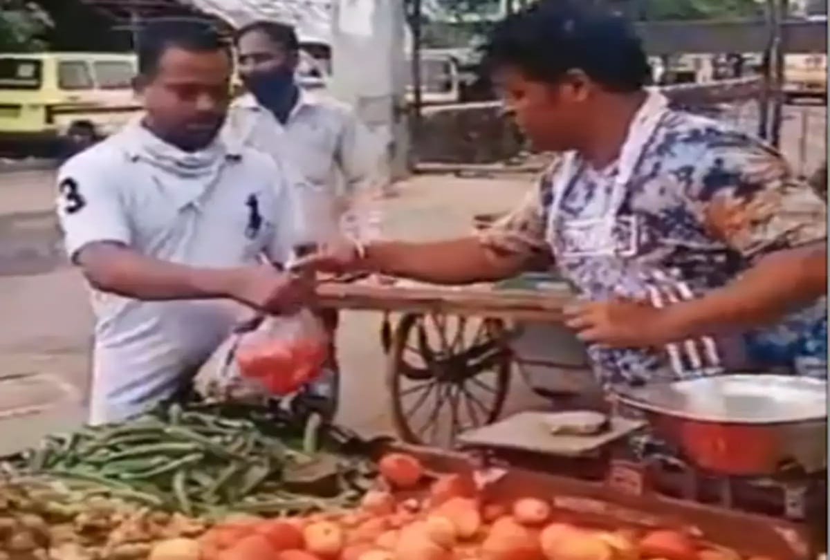 Ghulam Movie Actor Javed Hyder Selling Vegetables To Earn Money Video Goes Viral