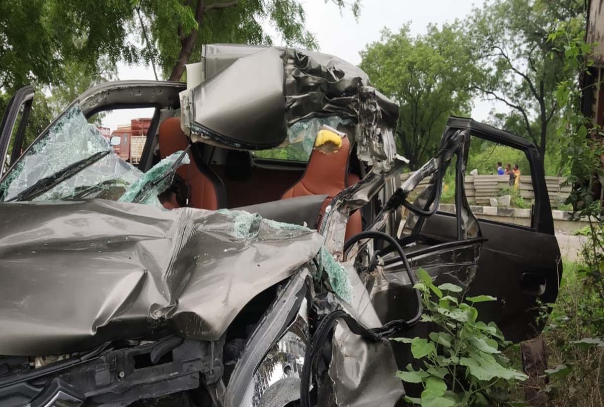 road accident in fatehpur, two died and two injured