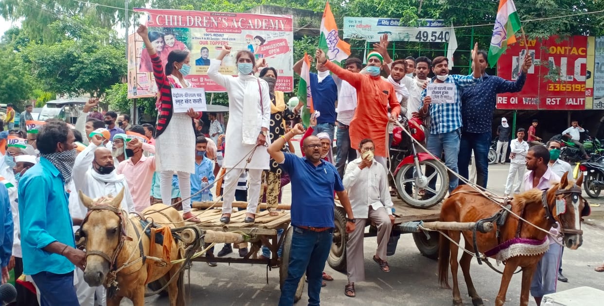 Congressmen protest against the rise in oil prices