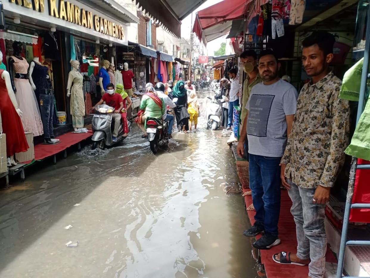 Customers turning away from the style market 'Amir Nisha' due to waterlogging