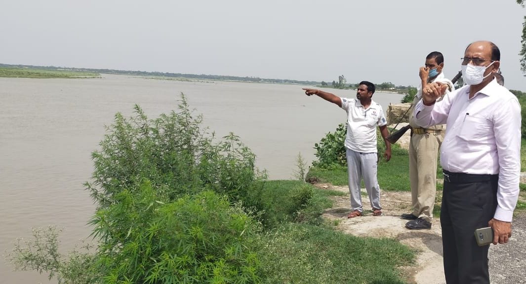 SDM reached village settled across Ganges to take stock of water level