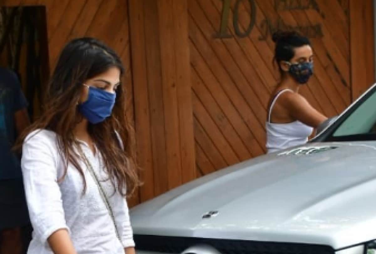 sushant singh rajput case people blame on farhan akhtar girlfriend shibani dandekar as mystery girl