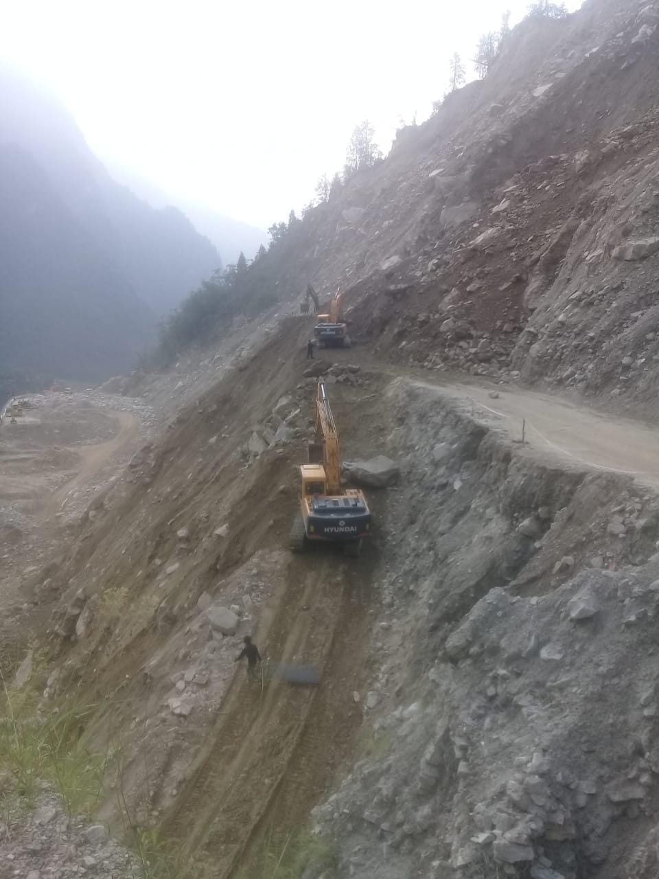 uttarakhand news: badrinath highway closed due to land slide