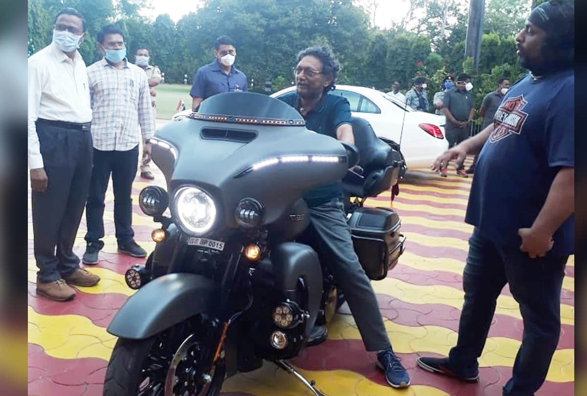 CJI Sharad Arvind Bobde Spotted Checking Out Harley Davidson And His Love For Bikes is Evident, photo viral