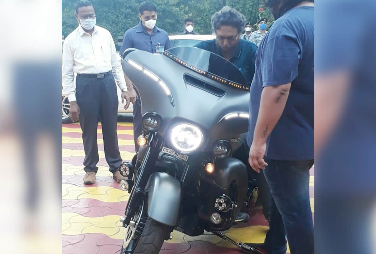 CJI Sharad Arvind Bobde Spotted Checking Out Harley Davidson And His Love For Bikes is Evident, photo viral
