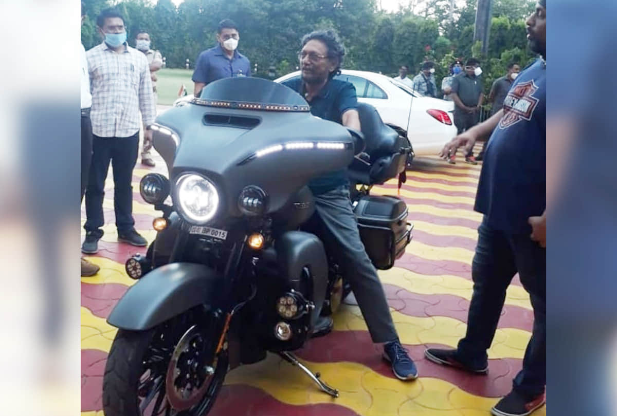 CJI Sharad Arvind Bobde Spotted Checking Out Harley Davidson And His Love For Bikes is Evident, photo viral