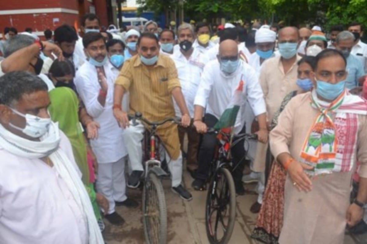 Congress protest against petrol price hike cycle yatra police stop in varanasi up