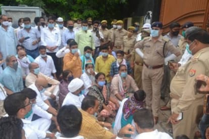 Congress protest against petrol price hike cycle yatra police stop in varanasi up