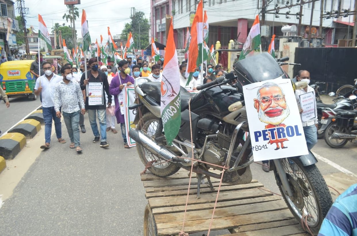 congress president sonia gandhi alleged Modi govt on 'extortion' of Rs 18 lakh crore by petrol and diesel fuel price hike