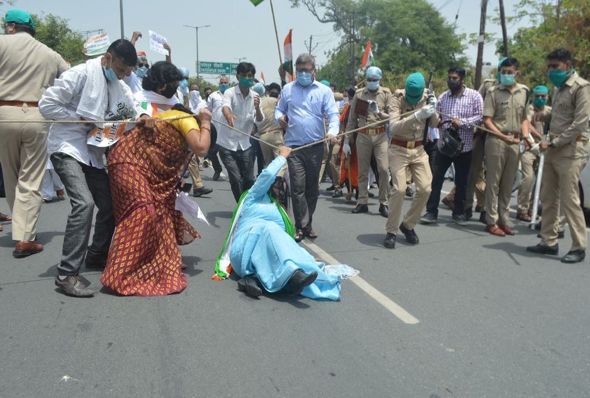 Petrol Price Hike Political Parties Protets In City Of Taj
