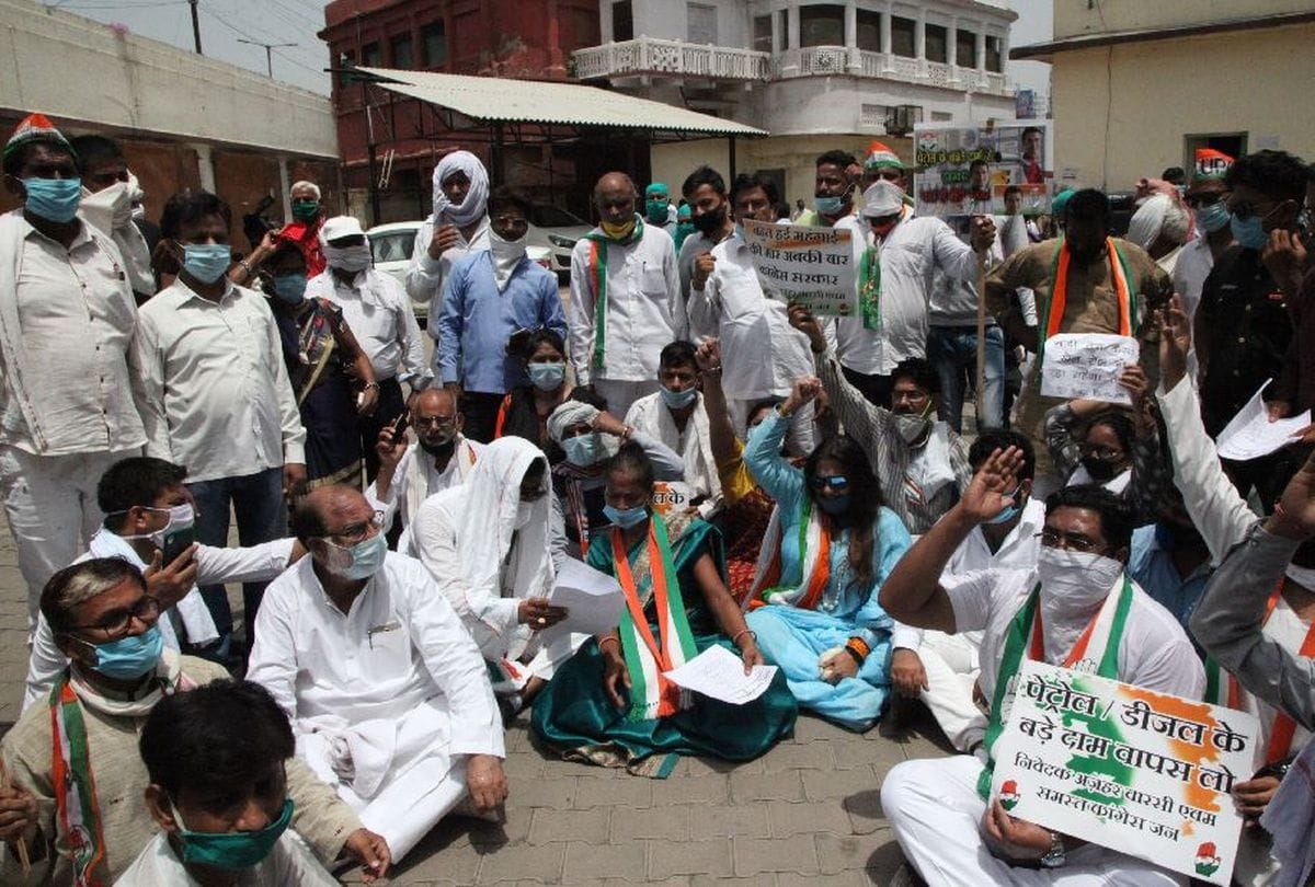Petrol Price Hike Political Parties Protets In City Of Taj