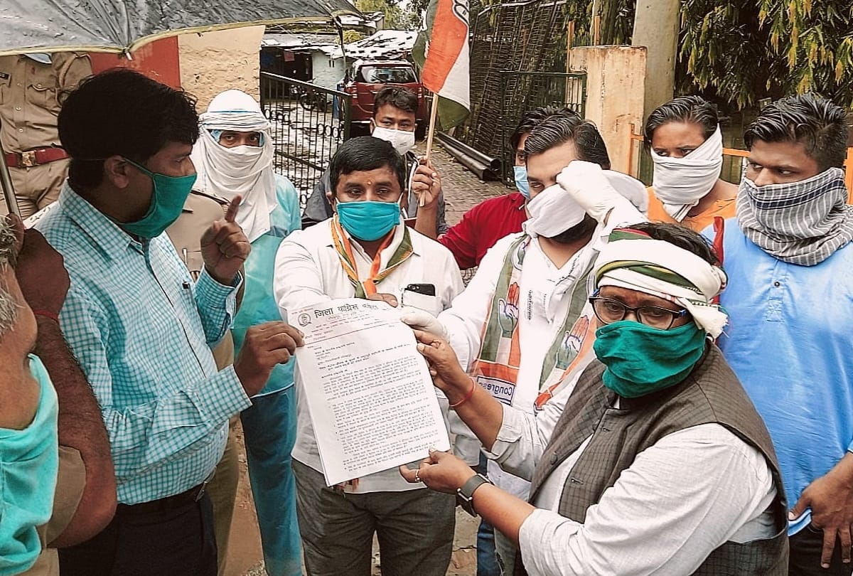 Congress District President Nirmala Paswan send memorandum to President regarding increased prices of petrol diesel