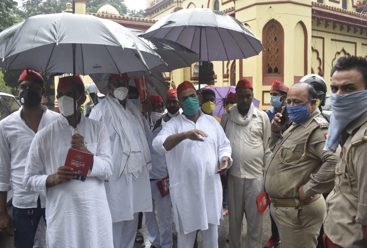 Police and SP activists Clash in Gorakhpur Municipal Corporation