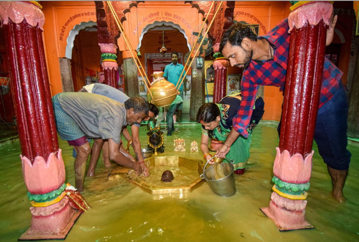 water overflow on Road after heavy rain in Gorakhpur