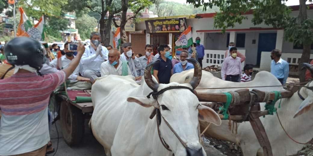 petrol diesel price hike, uttarakhand ex cm harish rawat unique protest